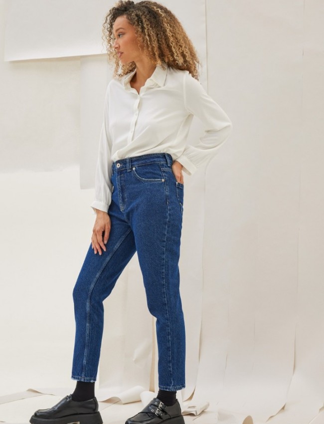Blue jean ψηλόμεσο παντελόνι KAMBOS σε σταθερό ΄ύφασμα, ίσια γραμμή, χωρίς ξεβάμματα και μικρά ξέφτια στο επάνω μέρος στην τετράγωνη τσέπη πίσω Namaste
