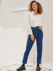 Blue jean ψηλόμεσο παντελόνι KAMBOS σε σταθερό ΄ύφασμα, ίσια γραμμή, χωρίς ξεβάμματα και μικρά ξέφτια στο επάνω μέρος στην τετράγωνη τσέπη πίσω Namaste