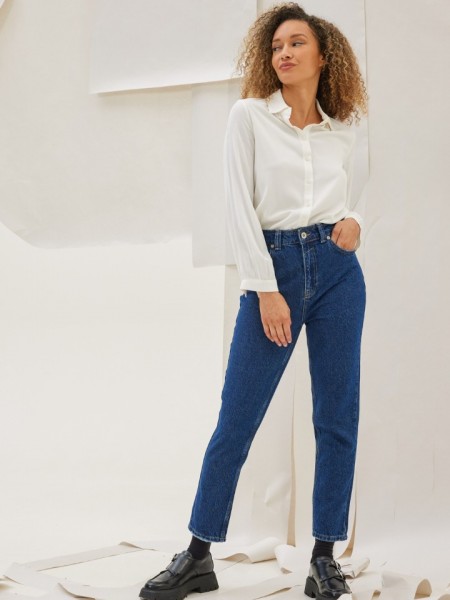 Blue jean ψηλόμεσο παντελόνι KAMBOS σε σταθερό ΄ύφασμα, ίσια γραμμή, χωρίς ξεβάμματα και μικρά ξέφτια στο επάνω μέρος στην τετράγωνη τσέπη πίσω Namaste