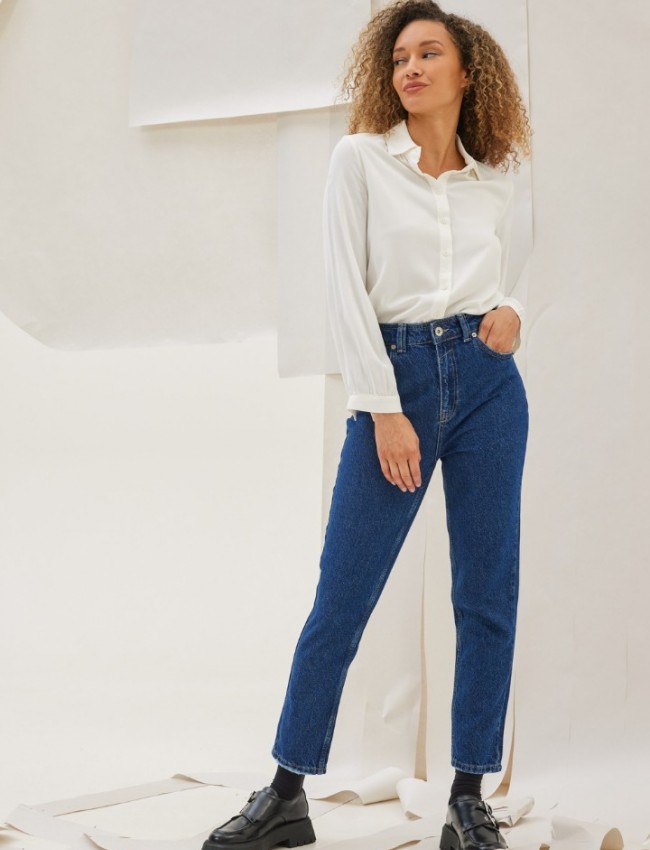 Blue jean ψηλόμεσο παντελόνι KAMBOS σε σταθερό ΄ύφασμα, ίσια γραμμή, χωρίς ξεβάμματα και μικρά ξέφτια στο επάνω μέρος στην τετράγωνη τσέπη πίσω Namaste