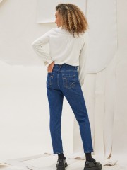 Blue jean ψηλόμεσο παντελόνι KAMBOS σε σταθερό ΄ύφασμα, ίσια γραμμή, χωρίς ξεβάμματα και μικρά ξέφτια στο επάνω μέρος στην τετράγωνη τσέπη πίσω Namaste