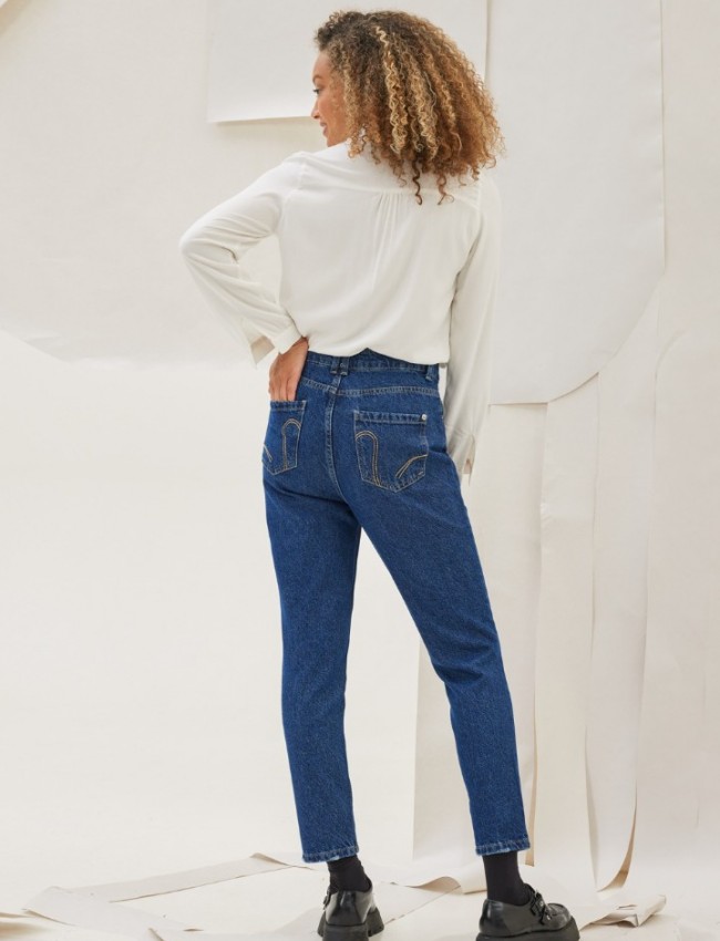 Blue jean ψηλόμεσο παντελόνι KAMBOS σε σταθερό ΄ύφασμα, ίσια γραμμή, χωρίς ξεβάμματα και μικρά ξέφτια στο επάνω μέρος στην τετράγωνη τσέπη πίσω Namaste