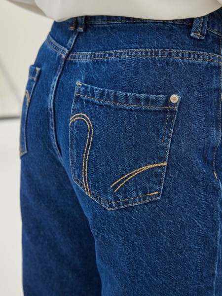 Blue jean ψηλόμεσο παντελόνι KAMBOS σε σταθερό ΄ύφασμα, ίσια γραμμή, χωρίς ξεβάμματα και μικρά ξέφτια στο επάνω μέρος στην τετράγωνη τσέπη πίσω Namaste