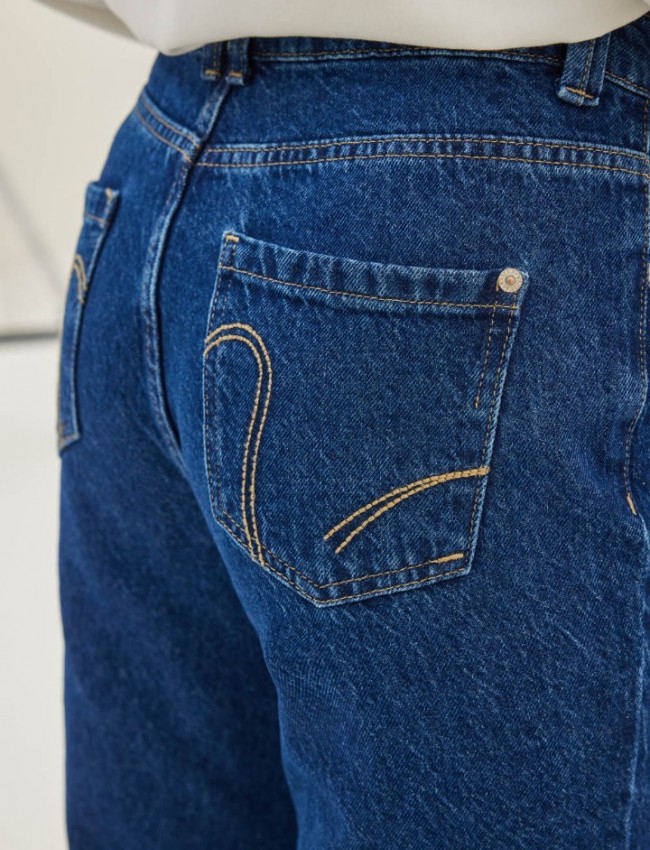 Blue jean ψηλόμεσο παντελόνι KAMBOS σε σταθερό ΄ύφασμα, ίσια γραμμή, χωρίς ξεβάμματα και μικρά ξέφτια στο επάνω μέρος στην τετράγωνη τσέπη πίσω Namaste