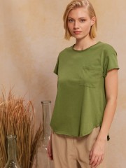 Χακί βαμβακερή κοντομάνικη KATE μπλούζα, σε χαλαρή γραμμή, με ανοιχτή στρογγυλή λαιμόκοψη, με τετράγωνο τσεπάκι μπροστά και μικρή ασσυμετρία 