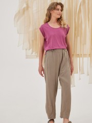 Κάμελ ψηλόμεσο slouchy fit KIDONAS παντελόνι σε χαλαρή γραμμή, με διακοσμητικά κουμπιά στο λάστιχο στην μέση και πλαϊνές τσέπες Namaste