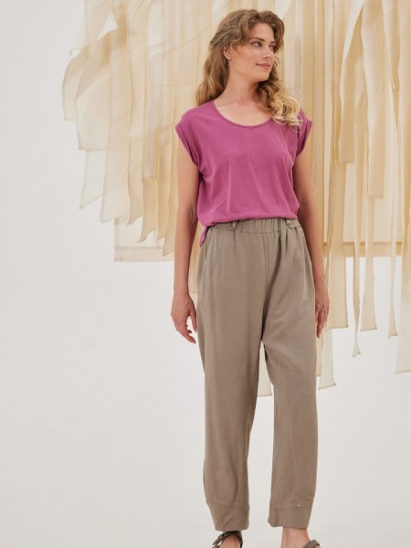 Κάμελ ψηλόμεσο slouchy fit KIDONAS παντελόνι σε χαλαρή γραμμή, με διακοσμητικά κουμπιά στο λάστιχο στην μέση και πλαϊνές τσέπες Namaste