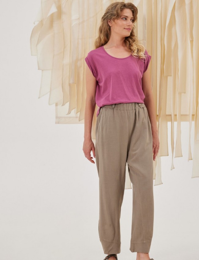 Κάμελ ψηλόμεσο slouchy fit KIDONAS παντελόνι σε χαλαρή γραμμή, με διακοσμητικά κουμπιά στο λάστιχο στην μέση και πλαϊνές τσέπες Namaste