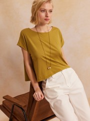 Λαδί βαμβακερή κοντομάνικη cropped LILLIAN μπλούζα, σε τετράγωνη γραμμή, ανοιχτή στρογγυλή λαιμόκοψη, ζαπονέ μανίκια και αποσπώμενο κολιέ Namaste