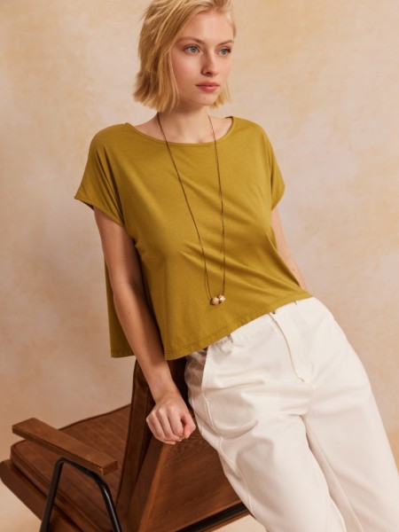 Λαδί βαμβακερή κοντομάνικη cropped LILLIAN μπλούζα, σε τετράγωνη γραμμή, ανοιχτή στρογγυλή λαιμόκοψη, ζαπονέ μανίκια και αποσπώμενο κολιέ Namaste