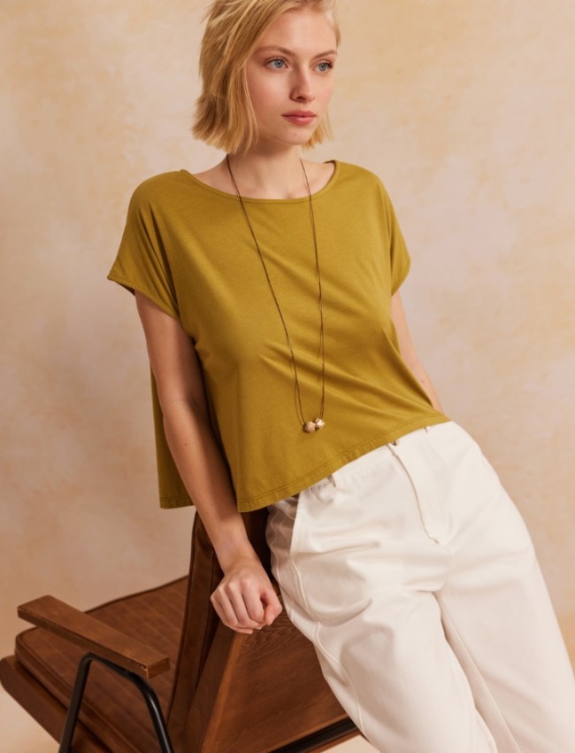 Λαδί βαμβακερή κοντομάνικη cropped LILLIAN μπλούζα, σε τετράγωνη γραμμή, ανοιχτή στρογγυλή λαιμόκοψη, ζαπονέ μανίκια και αποσπώμενο κολιέ Namaste