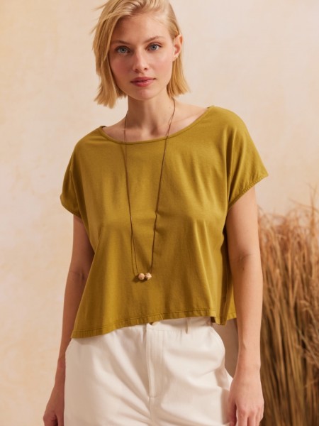 Λαδί βαμβακερή κοντομάνικη cropped LILLIAN μπλούζα, σε τετράγωνη γραμμή, ανοιχτή στρογγυλή λαιμόκοψη, ζαπονέ μανίκια και αποσπώμενο κολιέ Namaste