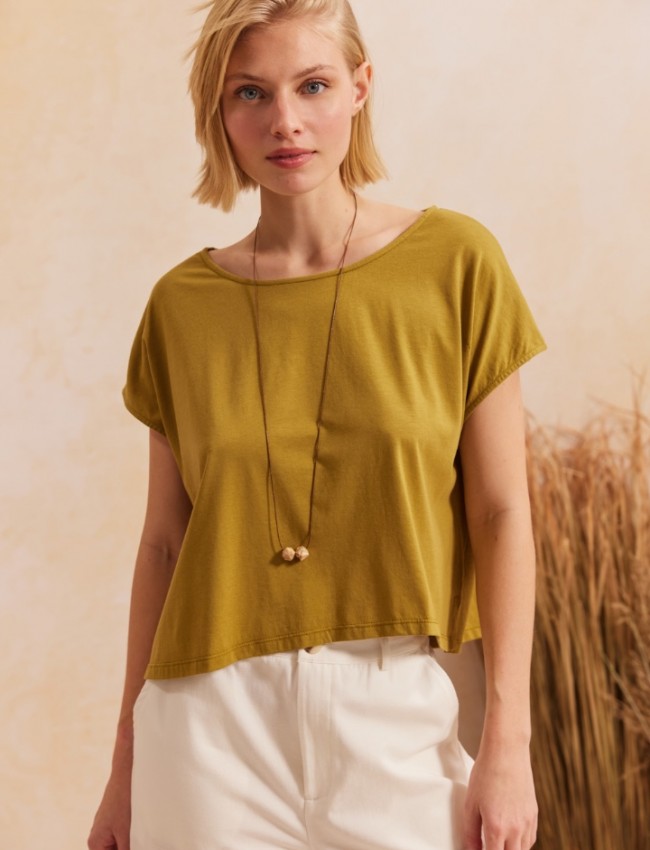 Λαδί βαμβακερή κοντομάνικη cropped LILLIAN μπλούζα, σε τετράγωνη γραμμή, ανοιχτή στρογγυλή λαιμόκοψη, ζαπονέ μανίκια και αποσπώμενο κολιέ Namaste