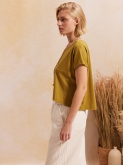 Λαδί βαμβακερή κοντομάνικη cropped LILLIAN μπλούζα, σε τετράγωνη γραμμή, ανοιχτή στρογγυλή λαιμόκοψη, ζαπονέ μανίκια και αποσπώμενο κολιέ Namaste