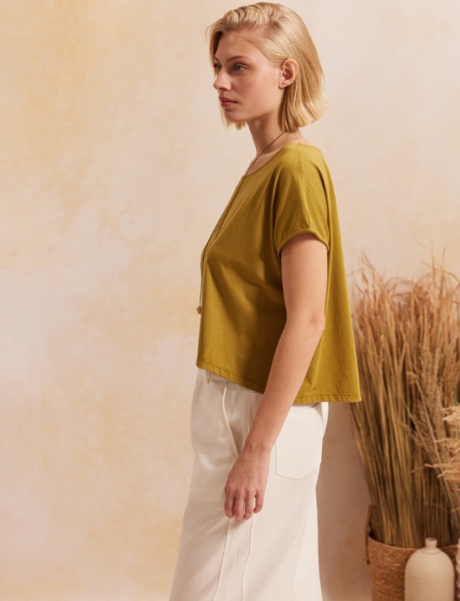 Λαδί βαμβακερή κοντομάνικη cropped LILLIAN μπλούζα, σε τετράγωνη γραμμή, ανοιχτή στρογγυλή λαιμόκοψη, ζαπονέ μανίκια και αποσπώμενο κολιέ Namaste