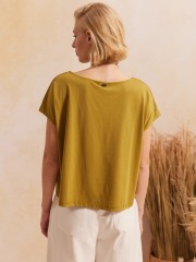 Λαδί βαμβακερή κοντομάνικη cropped LILLIAN μπλούζα, σε τετράγωνη γραμμή, ανοιχτή στρογγυλή λαιμόκοψη, ζαπονέ μανίκια και αποσπώμενο κολιέ Namaste