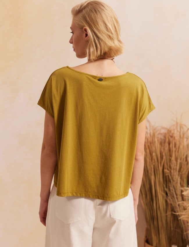 Λαδί βαμβακερή κοντομάνικη cropped LILLIAN μπλούζα, σε τετράγωνη γραμμή, ανοιχτή στρογγυλή λαιμόκοψη, ζαπονέ μανίκια και αποσπώμενο κολιέ Namaste