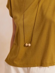 Λαδί βαμβακερή κοντομάνικη cropped LILLIAN μπλούζα, σε τετράγωνη γραμμή, ανοιχτή στρογγυλή λαιμόκοψη, ζαπονέ μανίκια και αποσπώμενο κολιέ Namaste