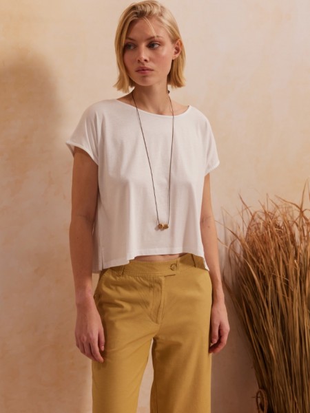 Λευκή βαμβακερή κοντομάνικη cropped LILLIAN μπλούζα, σε τετράγωνη γραμμή, ανοιχτή στρογγυλή λαιμόκοψη, ζαπονέ μανίκια και αποσπώμενο κολιέ Namaste