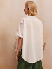 Λευκή βαμβακερή oversized LISA μπλούζα, με ρεγκλάν μανικοκόλληση, με μάο γιακά, μπροστινά κουμπιά, τετράγωνες τσέπες και ασσυμετρία στο τελείωμα Namaste Λευκή βαμβακερή oversized LISA μπλούζα, με ρεγκλάν μανικοκόλληση, με μάο γιακά, μπροστινά κουμπιά, τετράγωνες τσέπες και ασσυμετρία στο τελείωμα Namaste