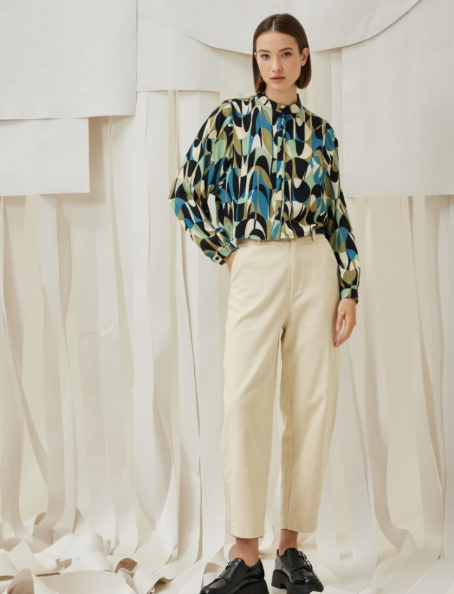 Βανίλια ψηλόμεσο βαμβακερό slouchy fit παντελόνι Mitikas σε casual ύφασμα, με πλαϊνές  τσέπες και κλείσιμο με φερμουάρ και και κουμπί μπροστά Namaste