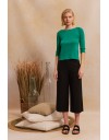 Μαύρη ψηλόμεση cropped MOLLY1 παντελόνα, σε ίσια γραμμή, με τετράγωνες τσέπες πίσω, κλείσιμο με κουμπί και κρυφό φερμουάρ και πλαϊνές τσέπες Namaste 
