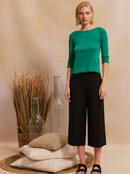 Μαύρη ψηλόμεση cropped MOLLY1 παντελόνα, σε ίσια γραμμή, με τετράγωνες τσέπες πίσω, κλείσιμο με κουμπί και κρυφό φερμουάρ και πλαϊνές τσέπες Namaste 