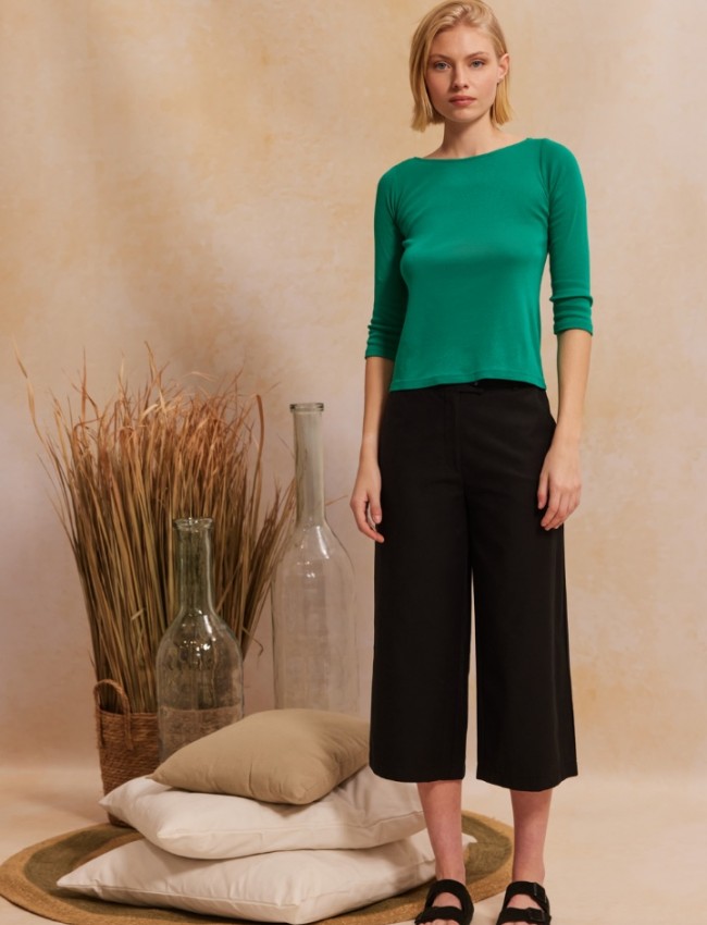Μαύρη ψηλόμεση cropped MOLLY1 παντελόνα, σε ίσια γραμμή, με τετράγωνες τσέπες πίσω, κλείσιμο με κουμπί και κρυφό φερμουάρ και πλαϊνές τσέπες Namaste 