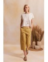 Μπεζ ψηλόμεση cropped MOLLY1 παντελόνα, σε ίσια γραμμή, με τετράγωνες τσέπες πίσω, κλείσιμο με κουμπί και κρυφό φερμουάρ και πλαϊνές τσέπες Namaste 