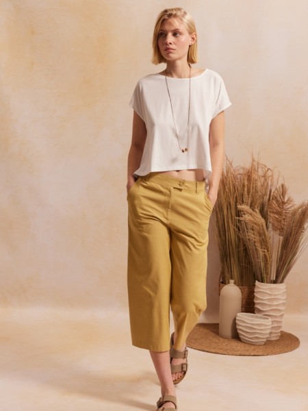 Μπεζ ψηλόμεση cropped MOLLY1 παντελόνα, σε ίσια γραμμή, με τετράγωνες τσέπες πίσω, κλείσιμο με κουμπί και κρυφό φερμουάρ και πλαϊνές τσέπες Namaste 