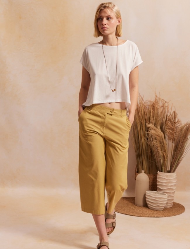 Μπεζ ψηλόμεση cropped MOLLY1 παντελόνα, σε ίσια γραμμή, με τετράγωνες τσέπες πίσω, κλείσιμο με κουμπί και κρυφό φερμουάρ και πλαϊνές τσέπες Namaste 