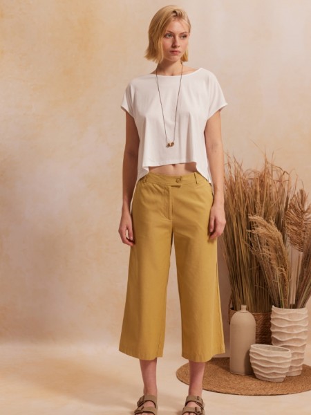 Μπεζ ψηλόμεση cropped MOLLY1 παντελόνα, σε ίσια γραμμή, με τετράγωνες τσέπες πίσω, κλείσιμο με κουμπί και κρυφό φερμουάρ και πλαϊνές τσέπες Namaste 