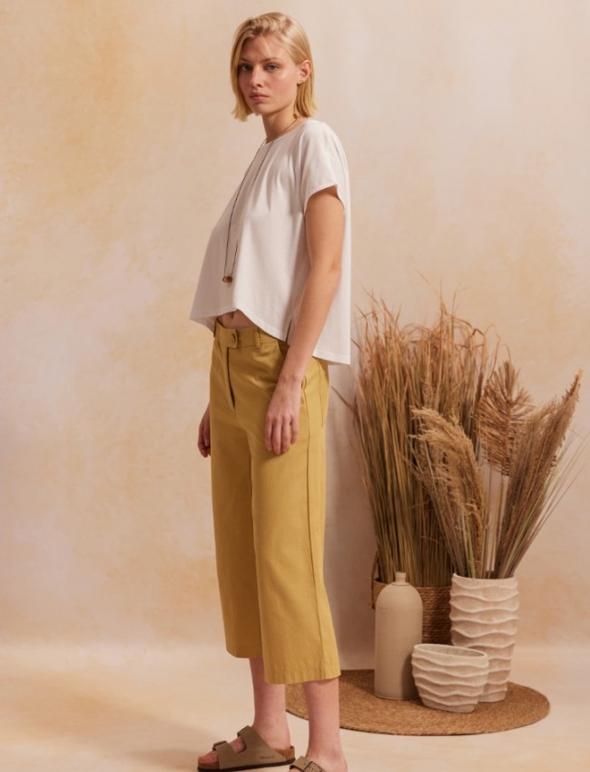 Μπεζ ψηλόμεση cropped MOLLY1 παντελόνα, σε ίσια γραμμή, με τετράγωνες τσέπες πίσω, κλείσιμο με κουμπί και κρυφό φερμουάρ και πλαϊνές τσέπες Namaste 