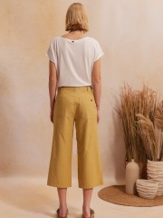 Μπεζ ψηλόμεση cropped MOLLY1 παντελόνα, σε ίσια γραμμή, με τετράγωνες τσέπες πίσω, κλείσιμο με κουμπί και κρυφό φερμουάρ και πλαϊνές τσέπες Namaste 