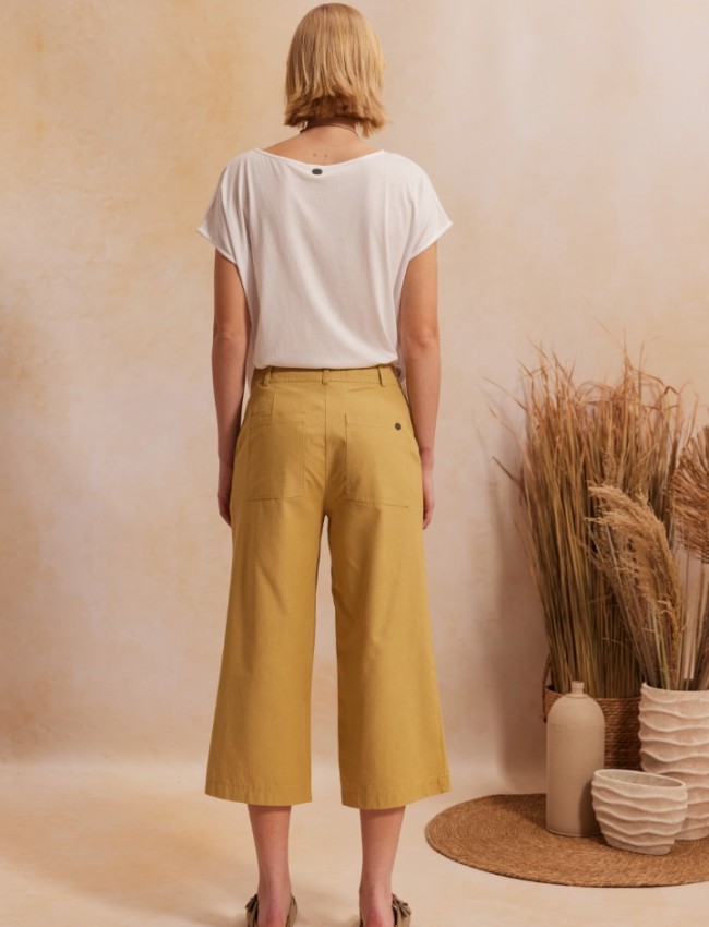 Μπεζ ψηλόμεση cropped MOLLY1 παντελόνα, σε ίσια γραμμή, με τετράγωνες τσέπες πίσω, κλείσιμο με κουμπί και κρυφό φερμουάρ και πλαϊνές τσέπες Namaste 