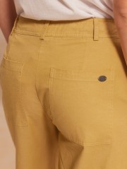 Μπεζ ψηλόμεση cropped MOLLY1 παντελόνα, σε ίσια γραμμή, με τετράγωνες τσέπες πίσω, κλείσιμο με κουμπί και κρυφό φερμουάρ και πλαϊνές τσέπες Namaste 