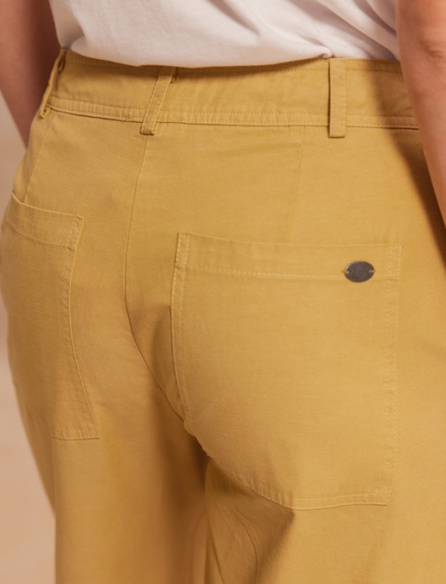 Μπεζ ψηλόμεση cropped MOLLY1 παντελόνα, σε ίσια γραμμή, με τετράγωνες τσέπες πίσω, κλείσιμο με κουμπί και κρυφό φερμουάρ και πλαϊνές τσέπες Namaste 