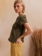 Χακί βαμβακερή κοντομάνικη PAMELA μπλούζα, σε ίσια γραμμή, V-λαιμόκοψη στον μάο γιακά και διακοσμητικά κουμπιά Namaste 