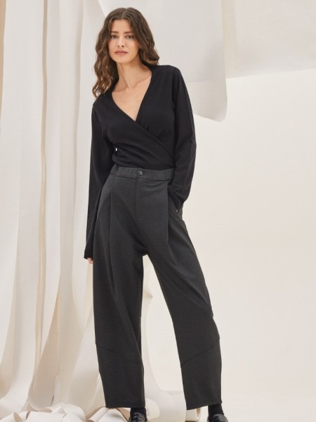 Εμπριμέ γκρι slouchy fit ψηλόμεσο Passos παντελόνι με πιέτες, μπροστινές τσέπες, λάστιχο στην μέση και κλείσιμο με κουμπί Namaste