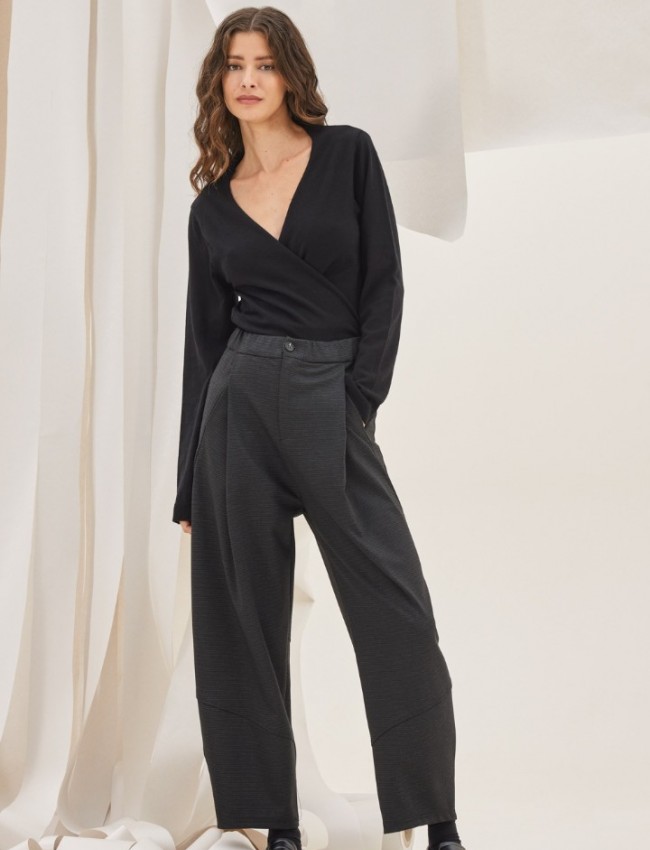 Εμπριμέ γκρι slouchy fit ψηλόμεσο Passos παντελόνι με πιέτες, μπροστινές τσέπες, λάστιχο στην μέση και κλείσιμο με κουμπί Namaste