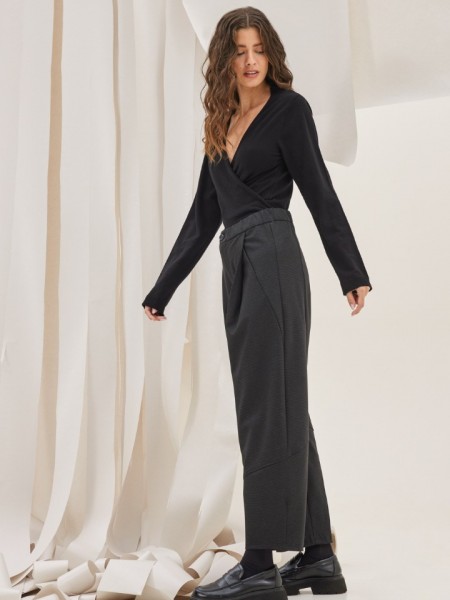 Εμπριμέ γκρι slouchy fit ψηλόμεσο Passos παντελόνι με πιέτες, μπροστινές τσέπες, λάστιχο στην μέση και κλείσιμο με κουμπί Namaste