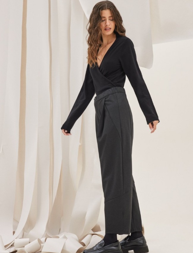 Εμπριμέ γκρι slouchy fit ψηλόμεσο Passos παντελόνι με πιέτες, μπροστινές τσέπες, λάστιχο στην μέση και κλείσιμο με κουμπί Namaste