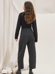 Εμπριμέ γκρι slouchy fit ψηλόμεσο Passos παντελόνι με πιέτες, μπροστινές τσέπες, λάστιχο στην μέση και κλείσιμο με κουμπί Namaste