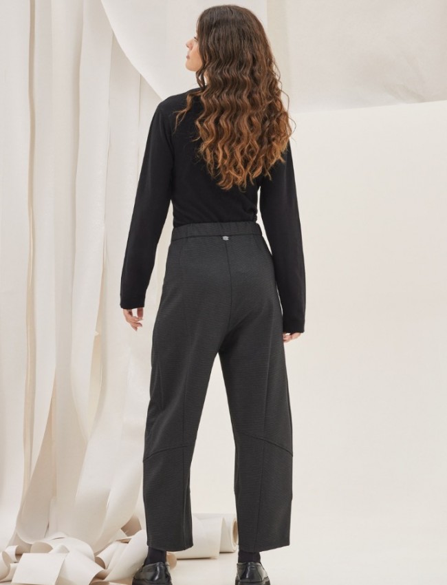 Εμπριμέ γκρι slouchy fit ψηλόμεσο Passos παντελόνι με πιέτες, μπροστινές τσέπες, λάστιχο στην μέση και κλείσιμο με κουμπί Namaste