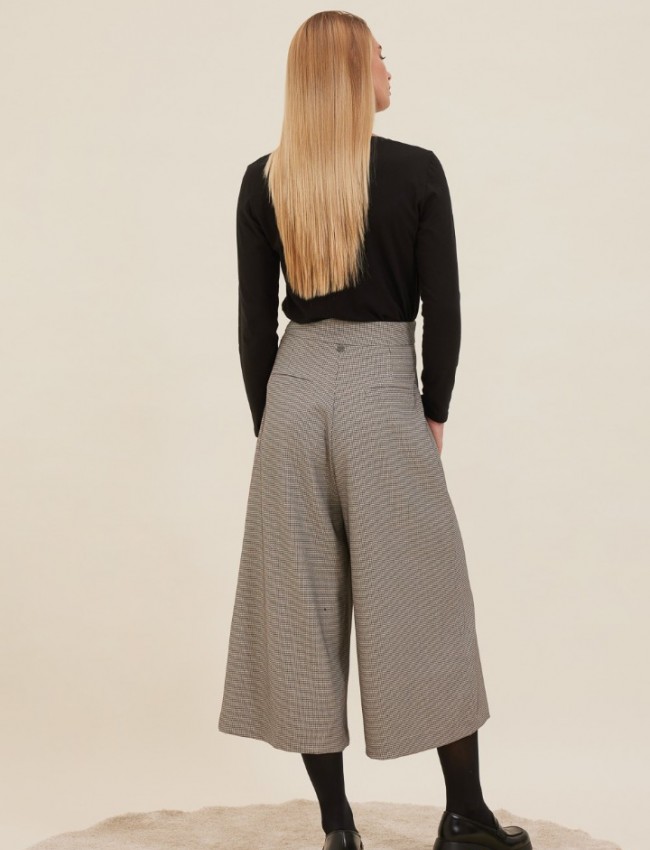 Tweed βανίλια ψηλόμεση cropped SHEEP παντελόνα, μπροστινές πιέτες, πλαϊνές τσέπες και κλείσιμο με κρυφό φερμουάρ και κουμπί μπροστά Namaste 