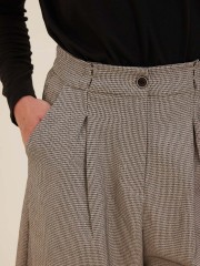 Tweed βανίλια ψηλόμεση cropped SHEEP παντελόνα, μπροστινές πιέτες, πλαϊνές τσέπες και κλείσιμο με κρυφό φερμουάρ και κουμπί μπροστά Namaste 