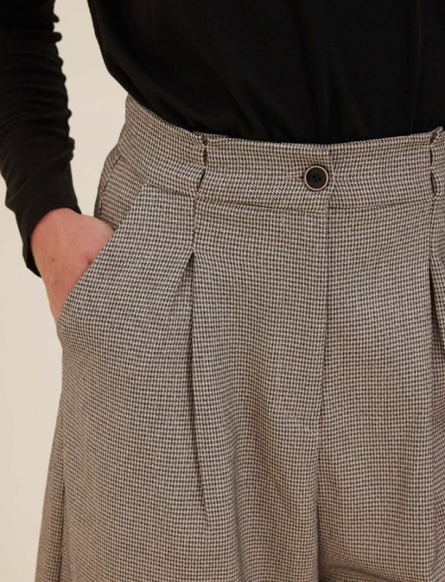 Tweed βανίλια ψηλόμεση cropped SHEEP παντελόνα, μπροστινές πιέτες, πλαϊνές τσέπες και κλείσιμο με κρυφό φερμουάρ και κουμπί μπροστά Namaste 