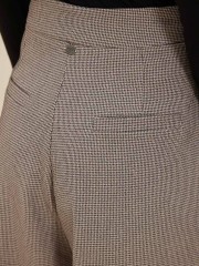 Tweed βανίλια ψηλόμεση cropped SHEEP παντελόνα, μπροστινές πιέτες, πλαϊνές τσέπες και κλείσιμο με κρυφό φερμουάρ και κουμπί μπροστά Namaste 