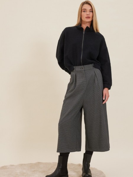 Tweed γκρι ψηλόμεση cropped SHEEP παντελόνα, μπροστινές πιέτες, πλαϊνές τσέπες και κλείσιμο με κρυφό φερμουάρ και κουμπί μπροστά Namaste 