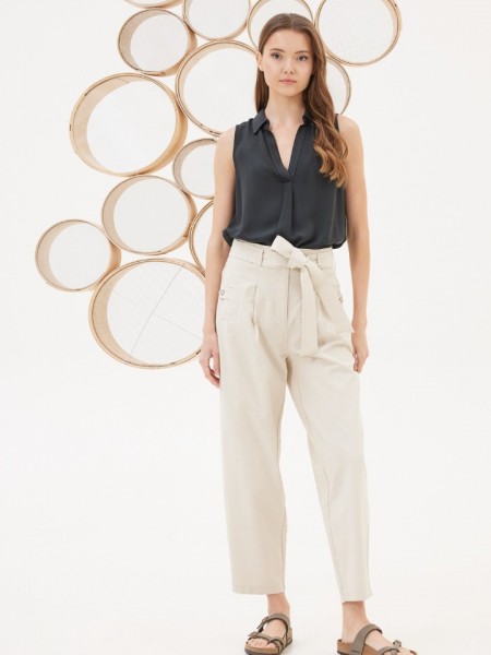Μπεζ ψηλόμεσο SKIROS παντελόνι σε slouchy fit γραμμή, με μπροστινές πιέτες, πλαγιές τσέπες με κουμπί , λάστιχο πίσω στην μέση και αποσπώμενη ζώνη στην μέση Namaste 
